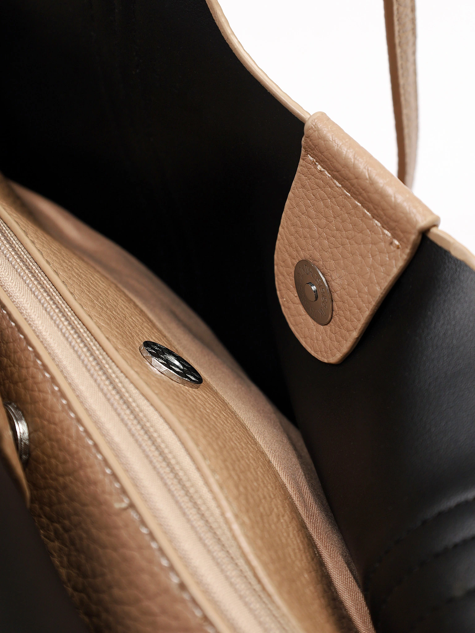 Сумка-тоут с плоскими ручками с брелком-медвежонок в ассортименте